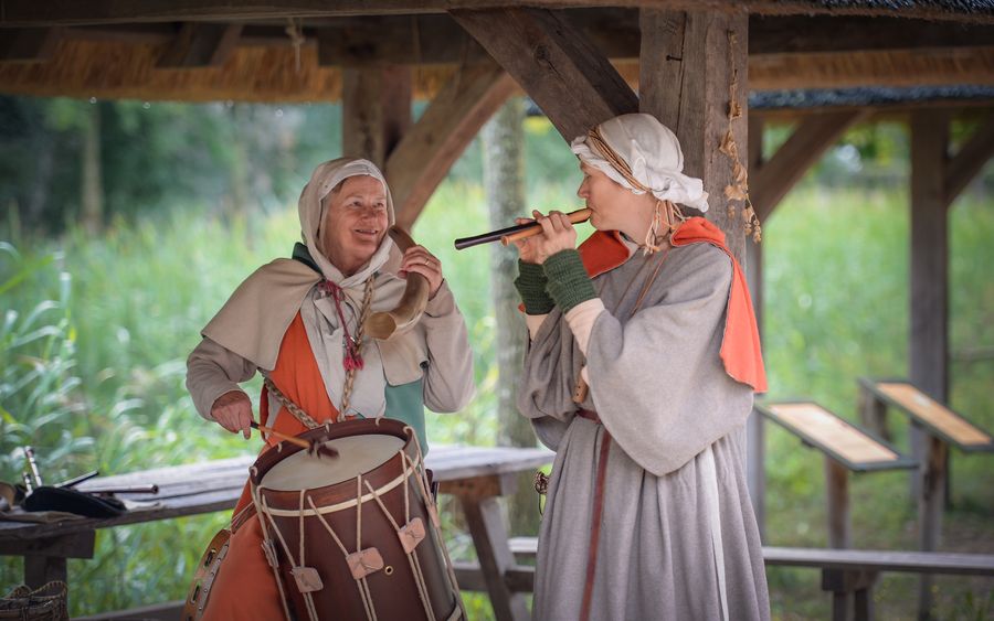 Middeleeuwse muzikanten met trommel en fluit