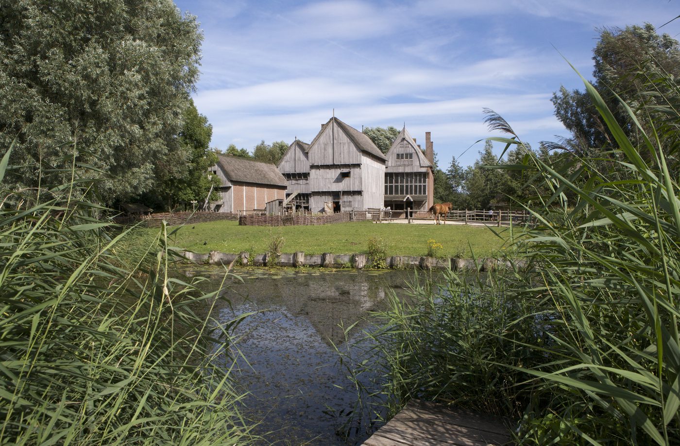 Overzicht van de middeleeuwse gebouwen in Archeon